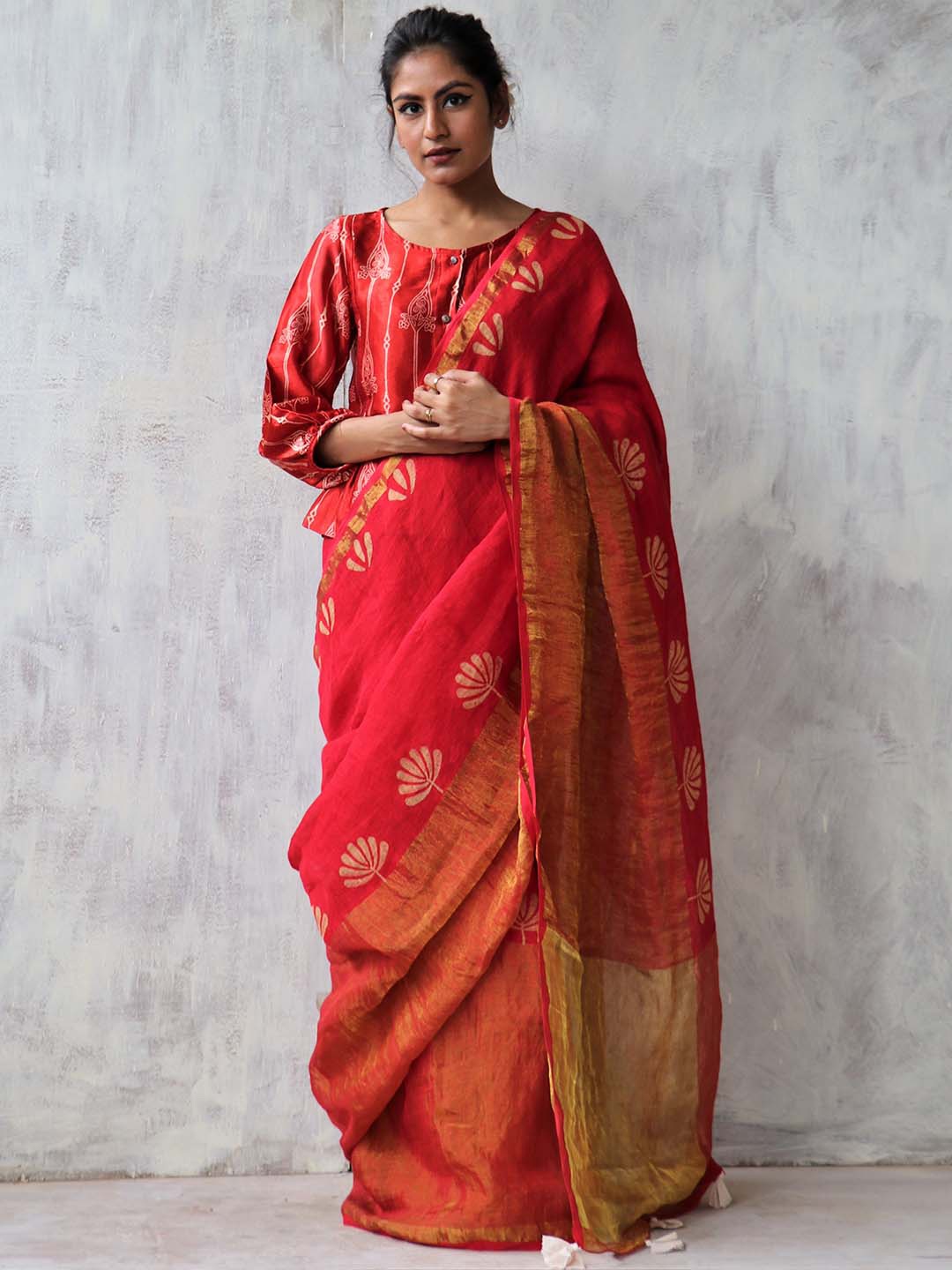 

Chidiyaa Red & Red Floral Zari Pure Linen Saree