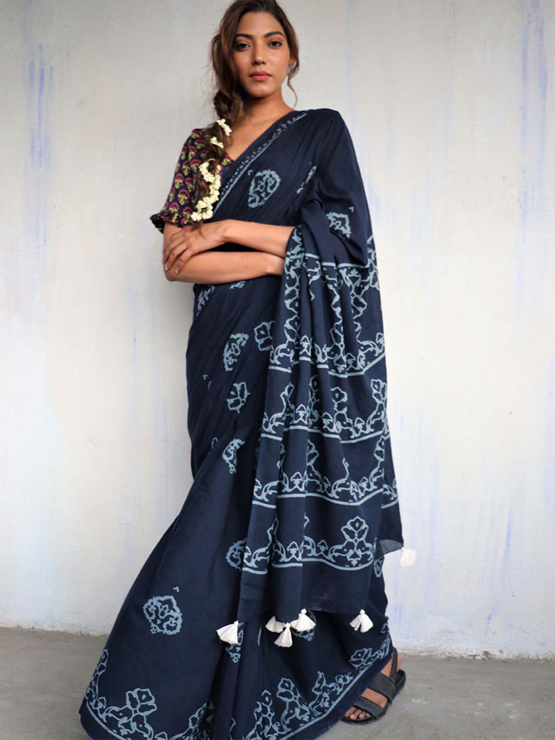 

Chidiyaa Blue & White Floral Pure Cotton Saree