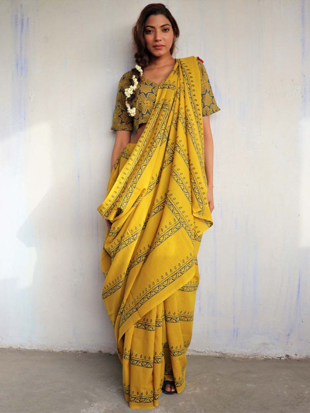 

Chidiyaa Blue & Yellow Striped Pure Cotton Saree