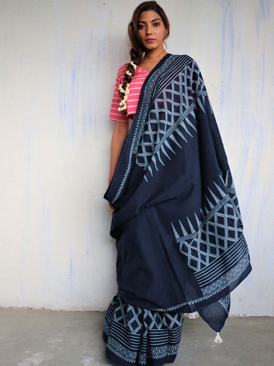 

Chidiyaa Navy Blue & White Pure Cotton Saree