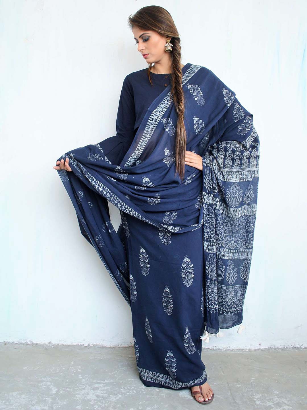 

Chidiyaa Blue & White Floral Pure Cotton Saree