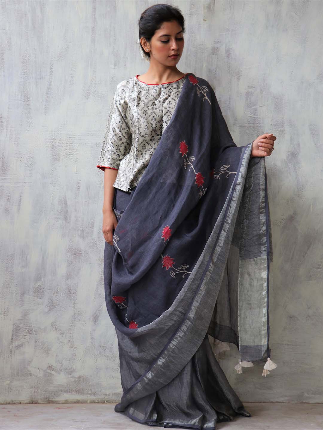 

Chidiyaa Grey & Pink Floral Zari Pure Linen Saree
