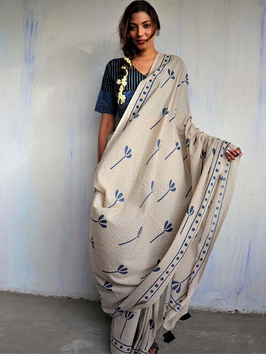 

Chidiyaa White & Navy Blue Floral Pure Cotton Saree