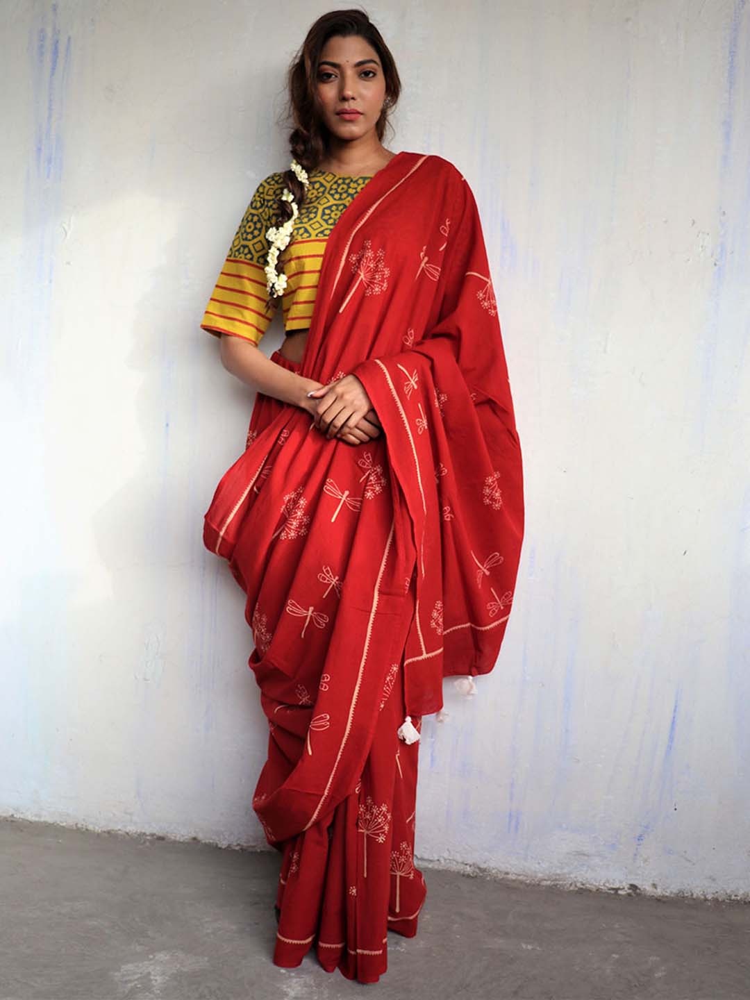 

Chidiyaa Red & White Floral Pure Cotton Saree