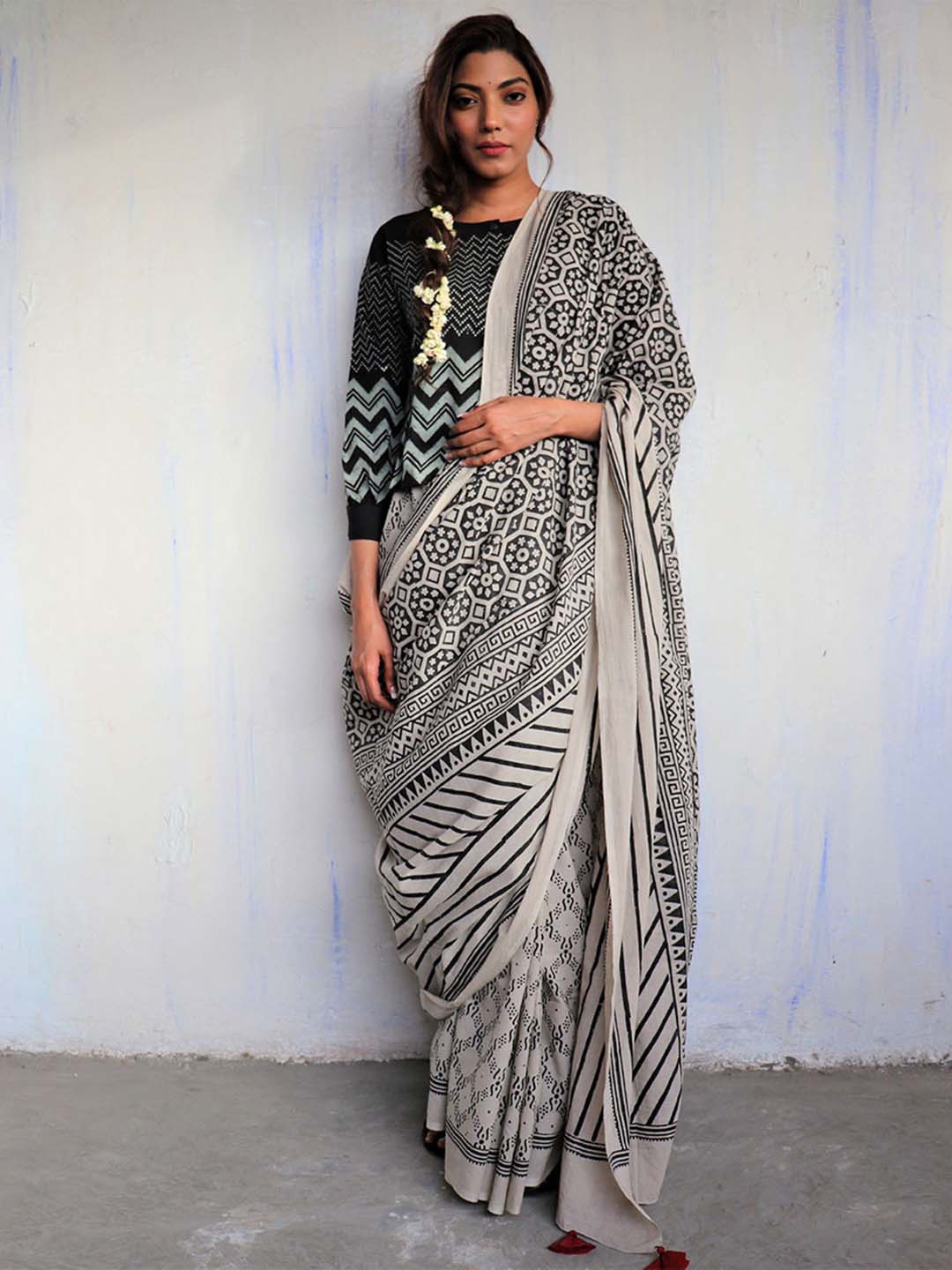 

Chidiyaa Black & White Floral Pure Cotton Saree