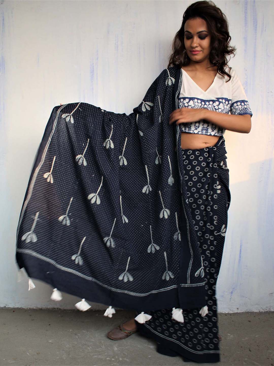 

Chidiyaa Blue & White Floral Pure Cotton Saree