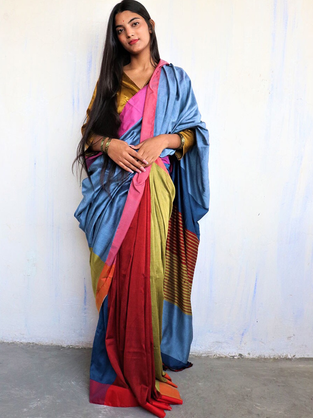 

Chidiyaa Red & Blue Colourblocked Saree