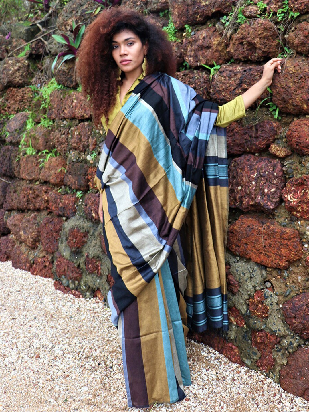 

Chidiyaa Blue & Green Colourblocked Saree