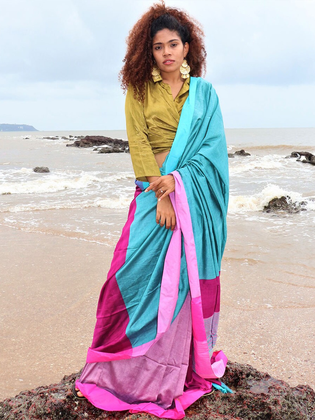

Chidiyaa Pink & Blue Colourblocked Saree