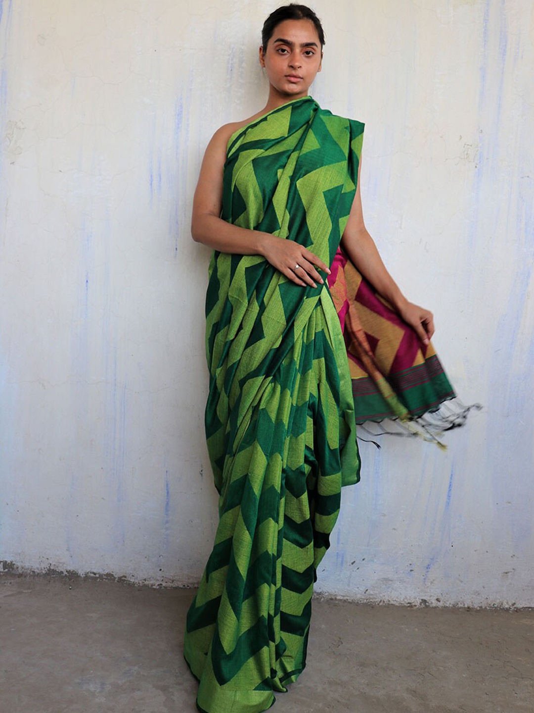 

Chidiyaa Green & Red Saree