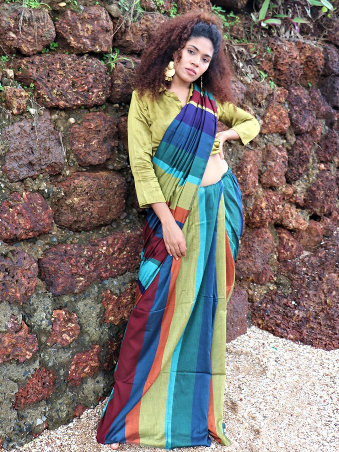 

Chidiyaa Red & Green Colourblocked Saree