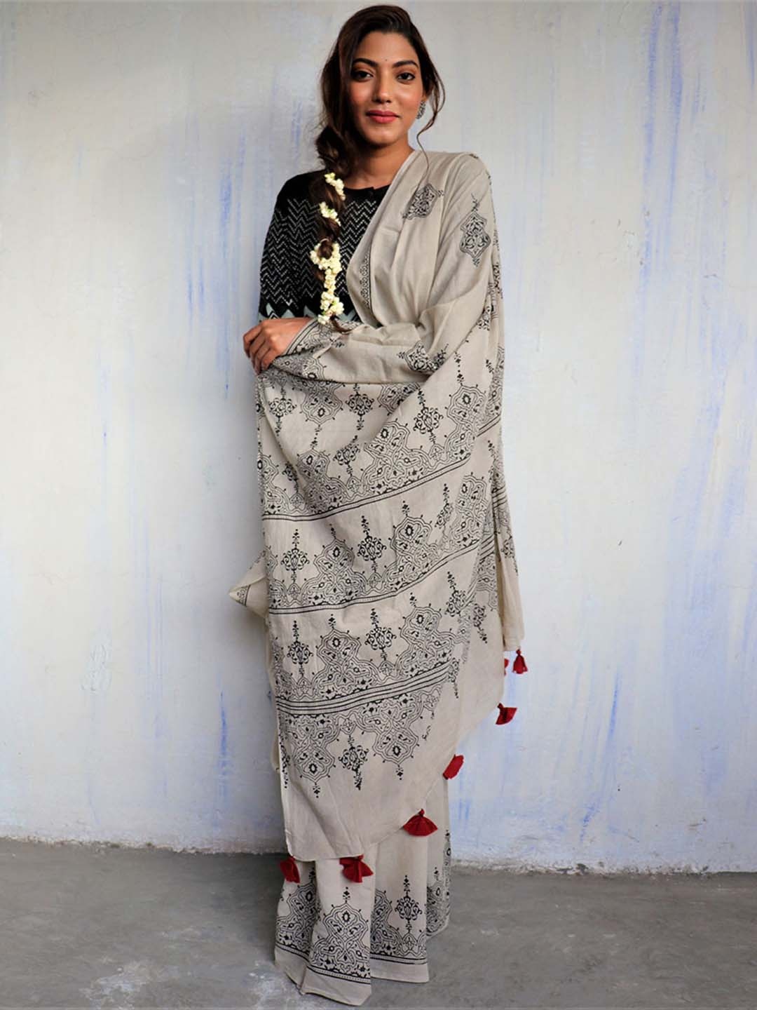 

Chidiyaa White & Black Floral Pure Cotton Saree