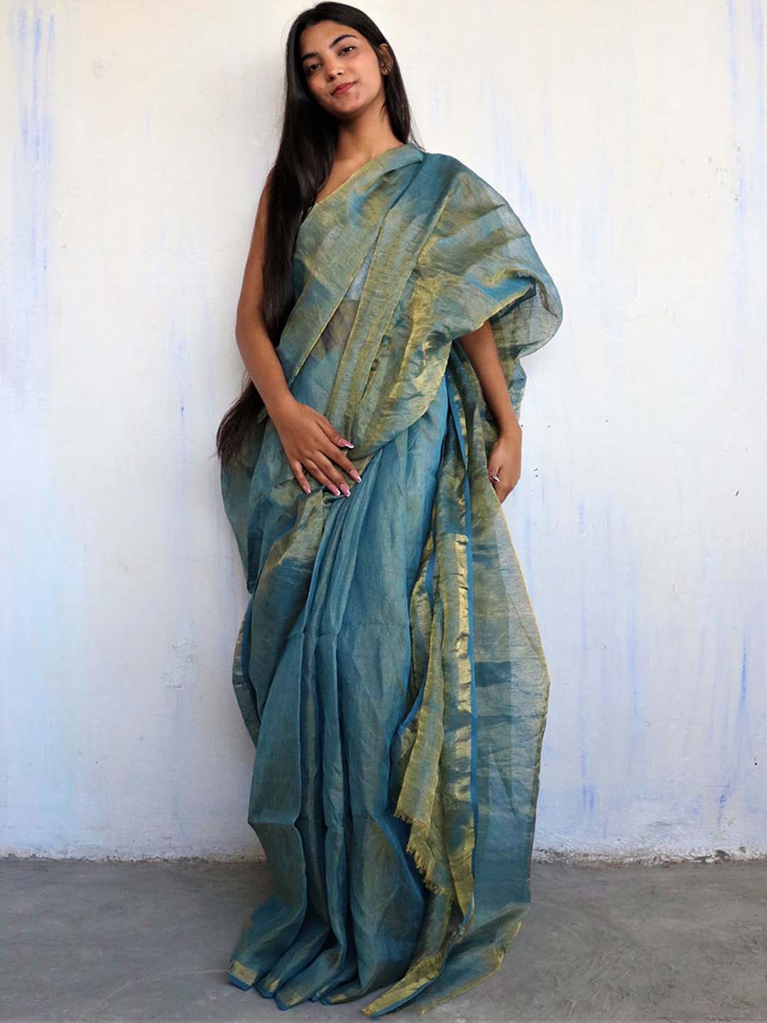 

Chidiyaa Green & Gold-Toned Pure Linen Saree