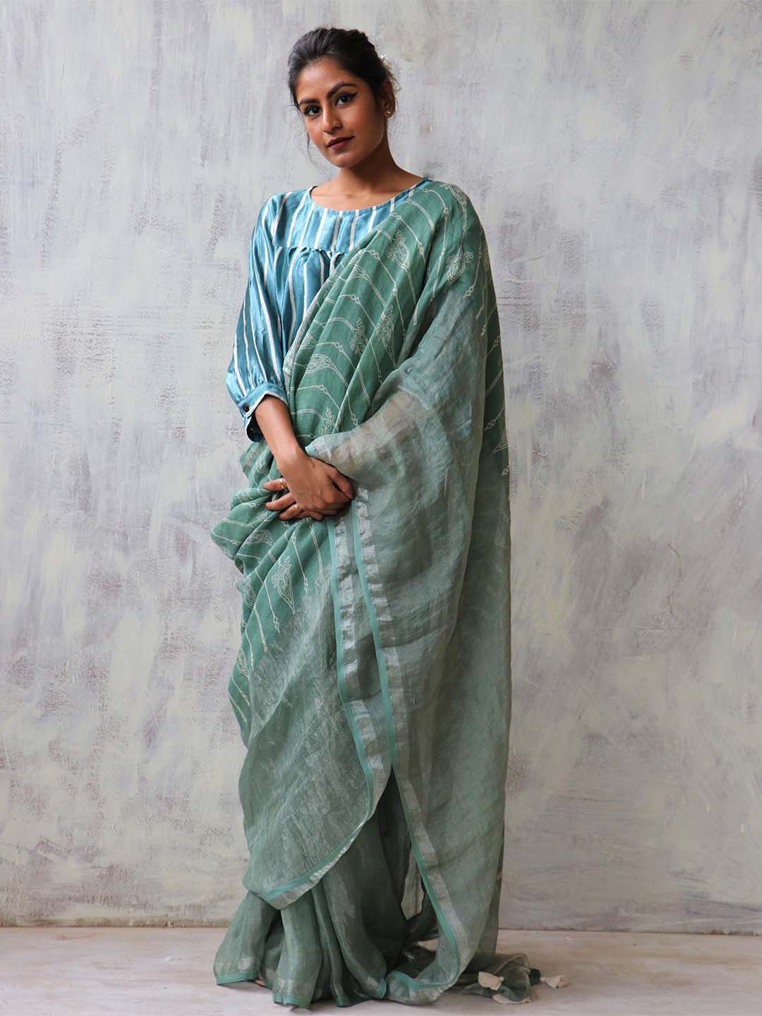 

Chidiyaa Green Ethnic Motifs Pure Linen Saree