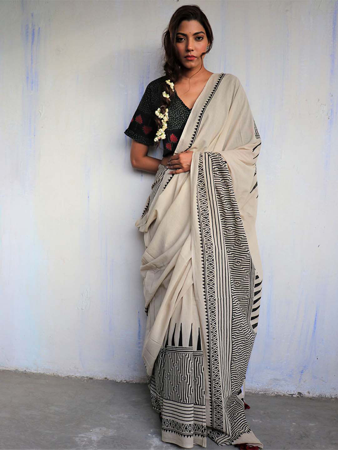 

Chidiyaa Beige & Black Pure Cotton Saree