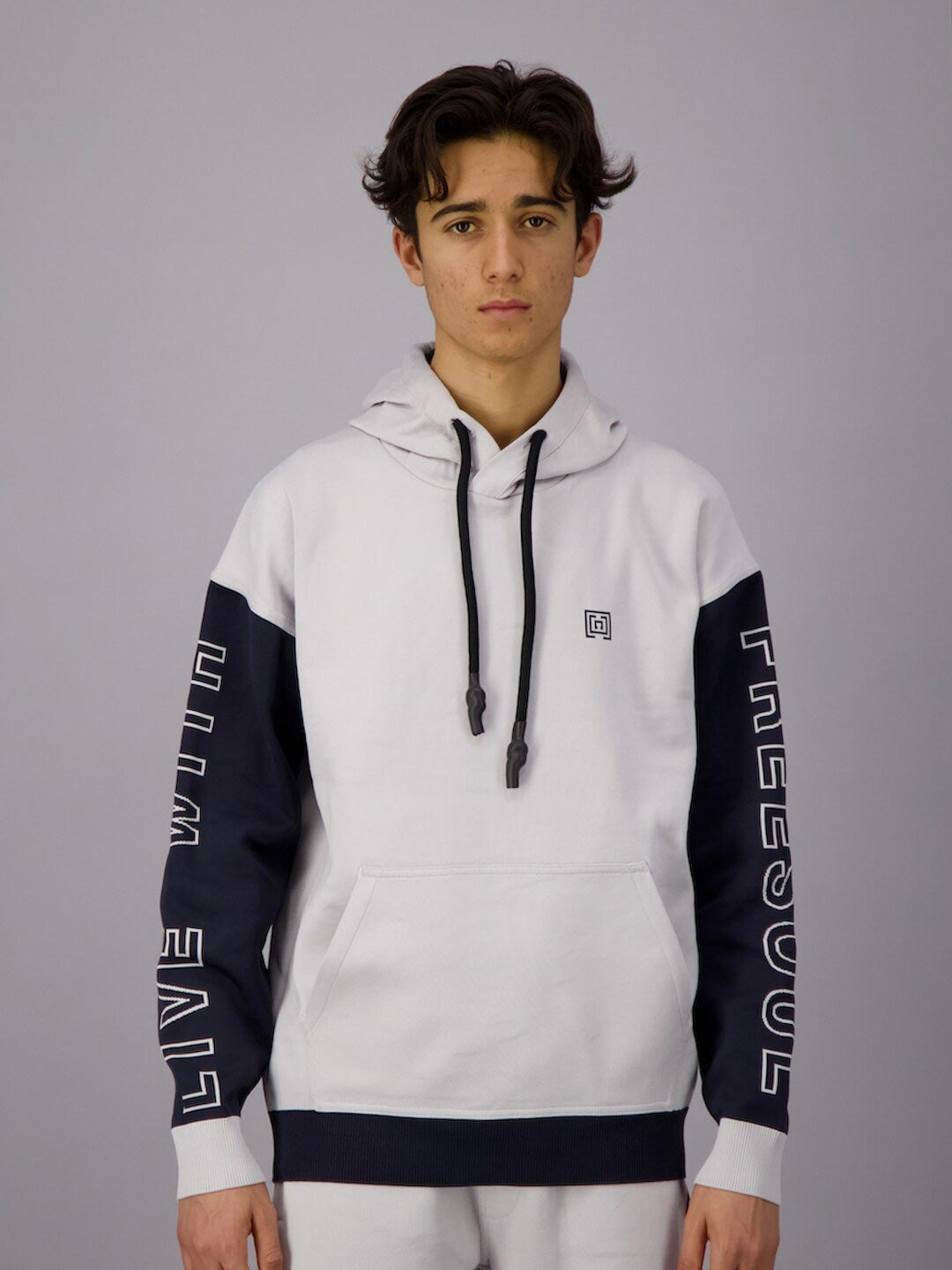 

FREESOUL Men White & Navy Blue Colourblocked Sweatshirt