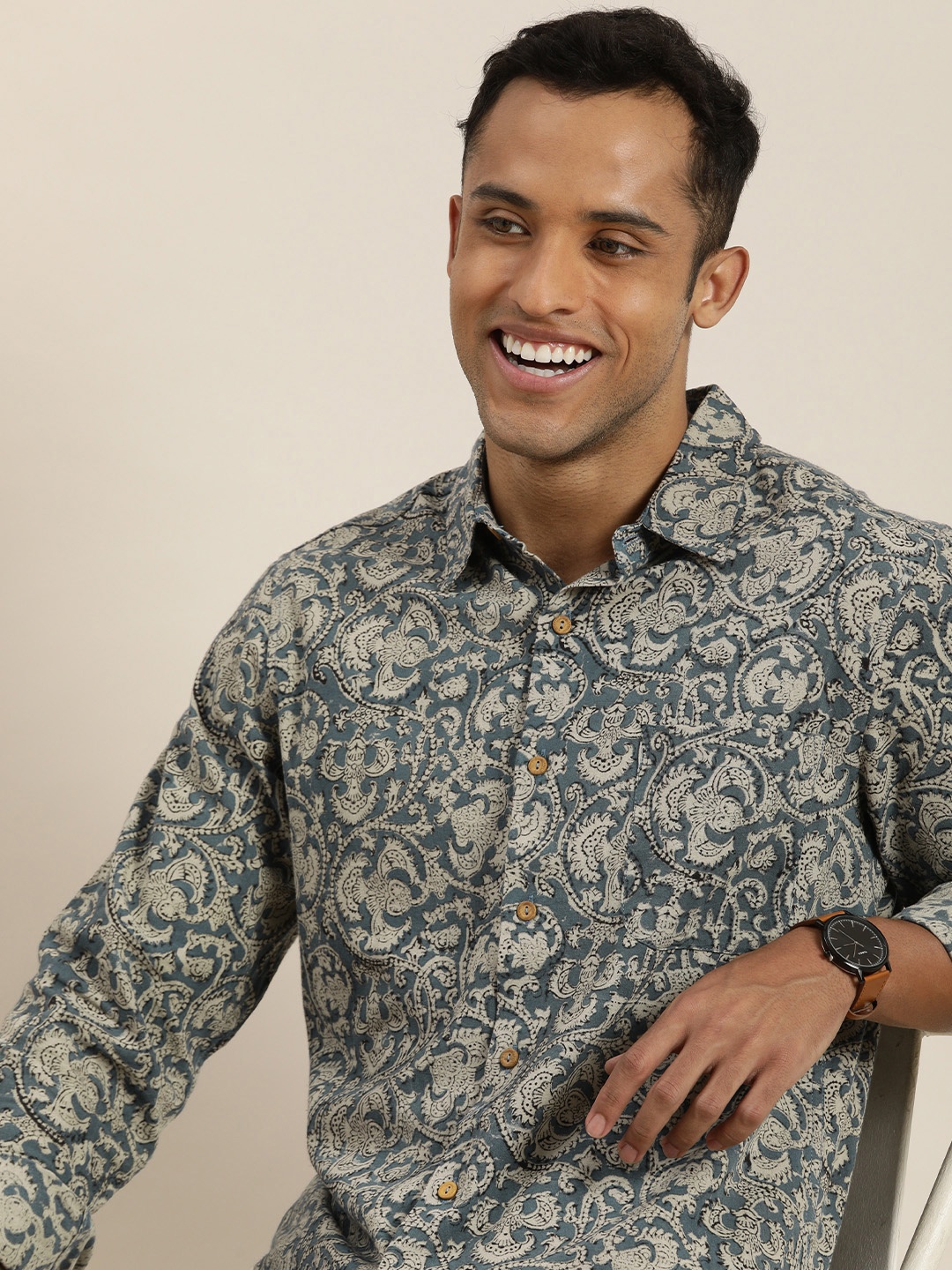 

Taavi Men Blue & White Kalamkari Printed Pure Cotton Pure Cotton Shirt With Pocket Detail