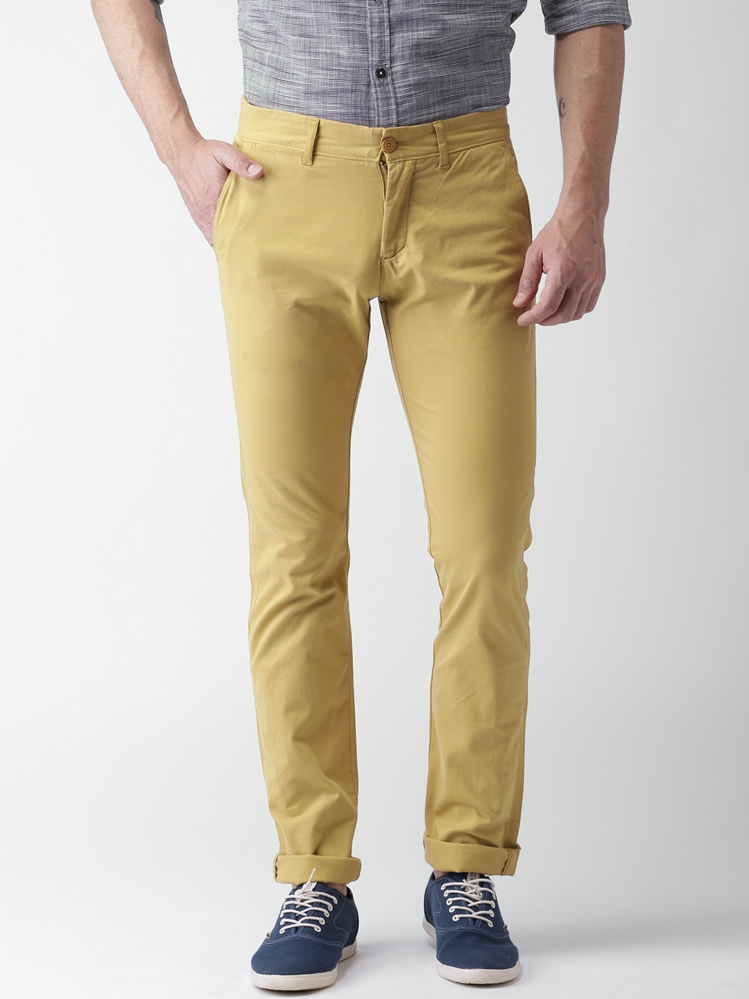 

Celio Men Khaki Slim Fit Solid Chino Trousers