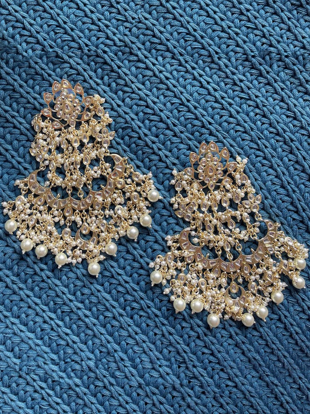 

Ishhaara White Leaf Shaped Chandbalis Earrings