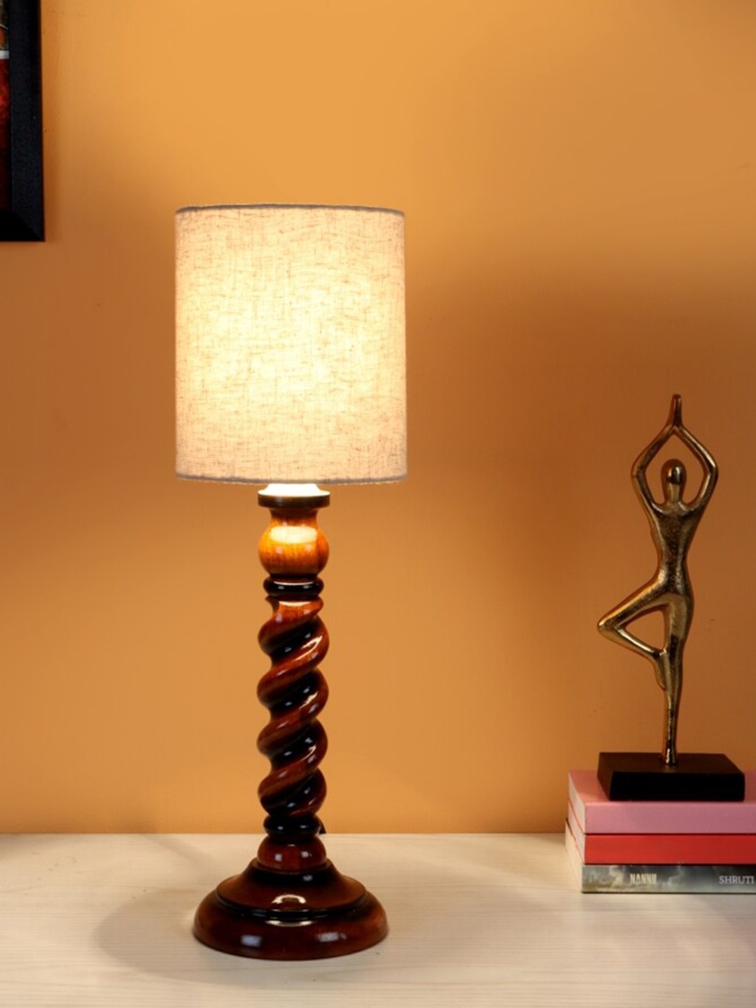 

BEVERLY STUDIO Beige & Brown Traditional Frustum Table Lamp