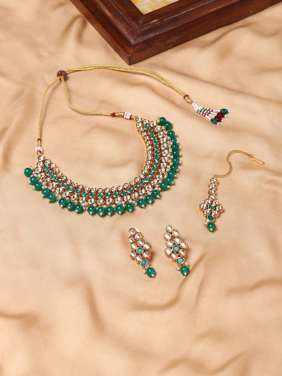 

Voylla Green Kundan Gold Plated Jewellery Set