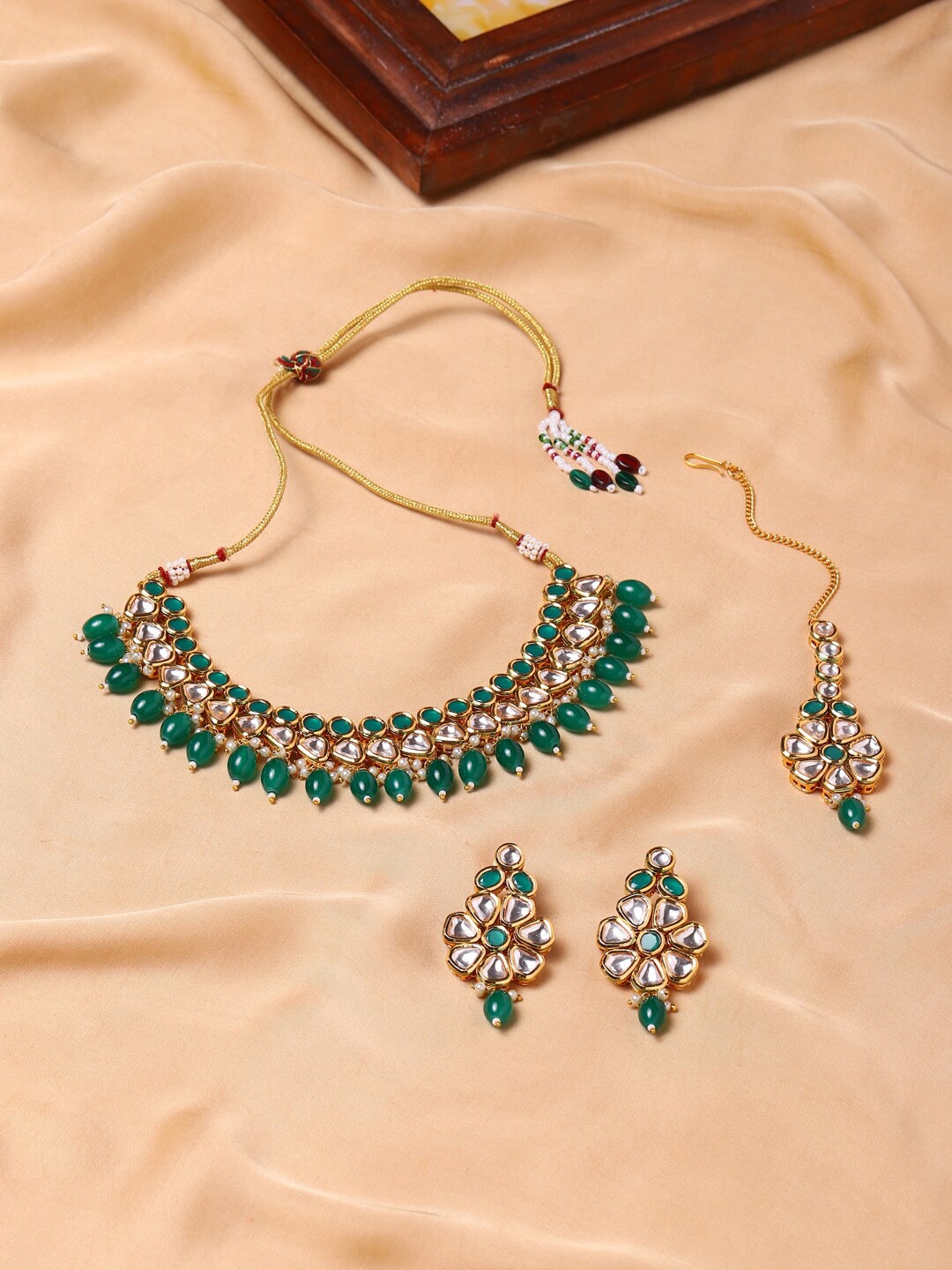 

Voylla Green Kundan Gold Plated Jewellery Set