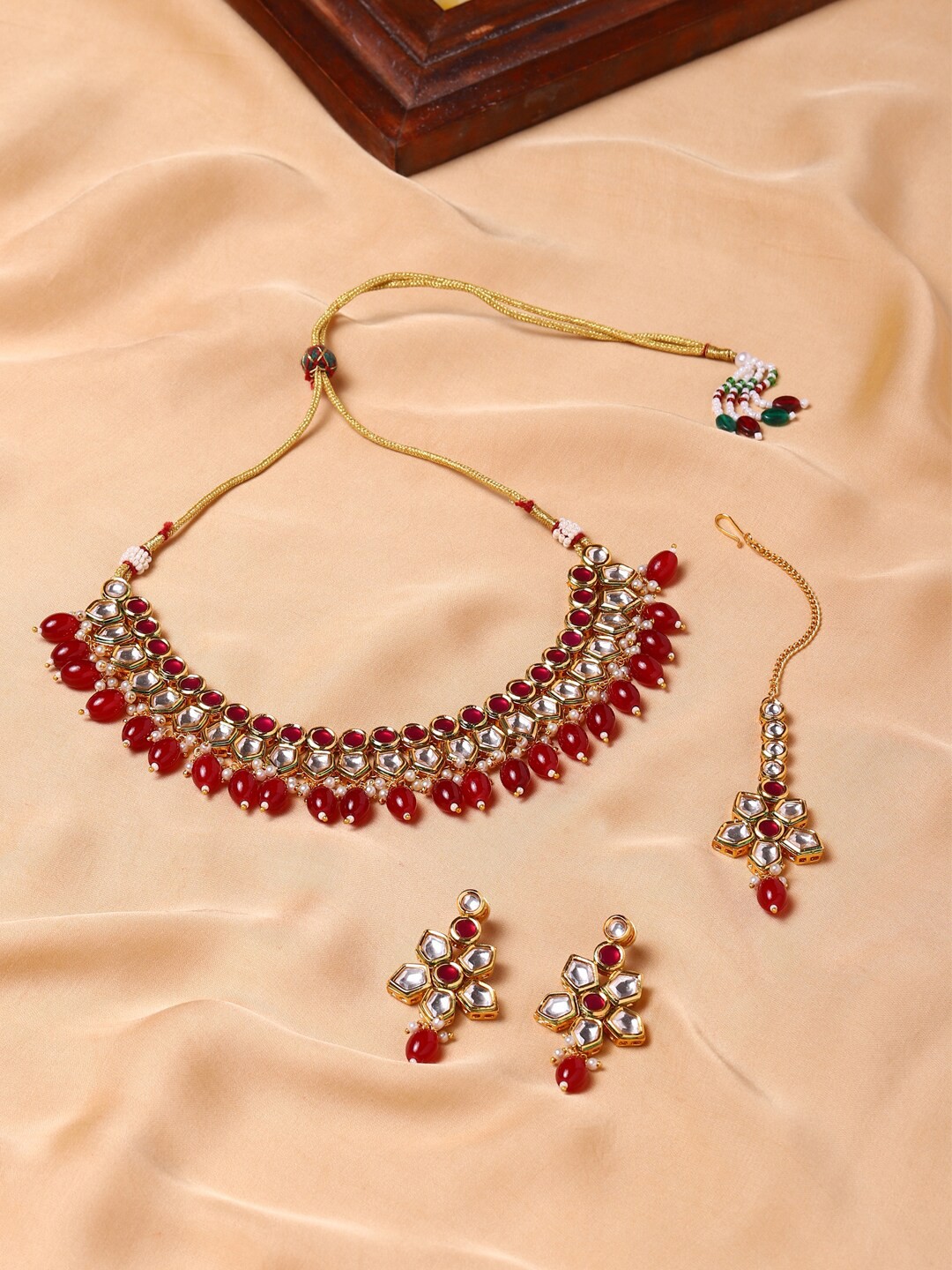 

Voylla Gold-Plated White & Red Kundan Studded & Beaded Brass Jewellery Set