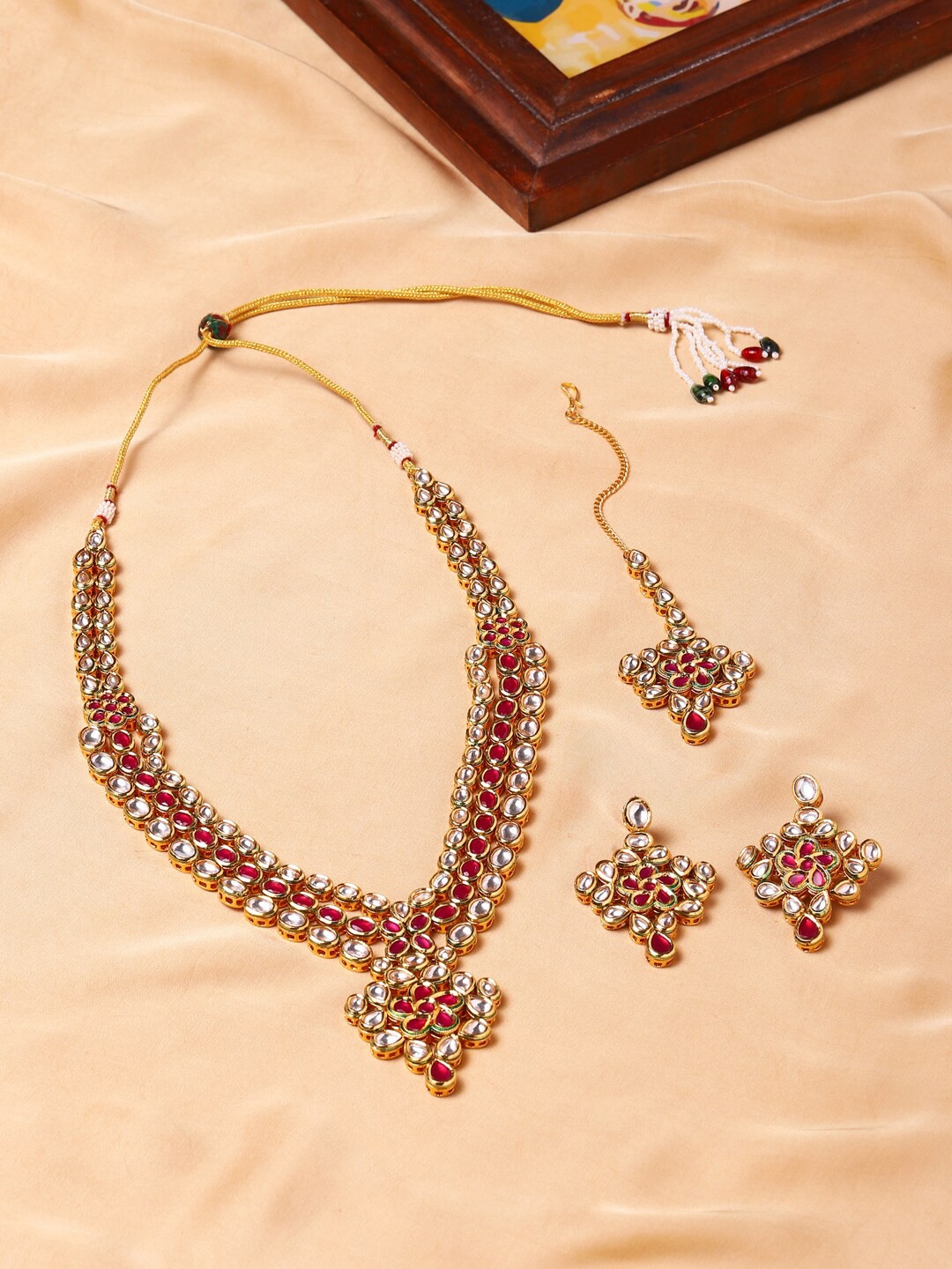 

Voylla Gold plated & Red Kundan Brass Necklace set