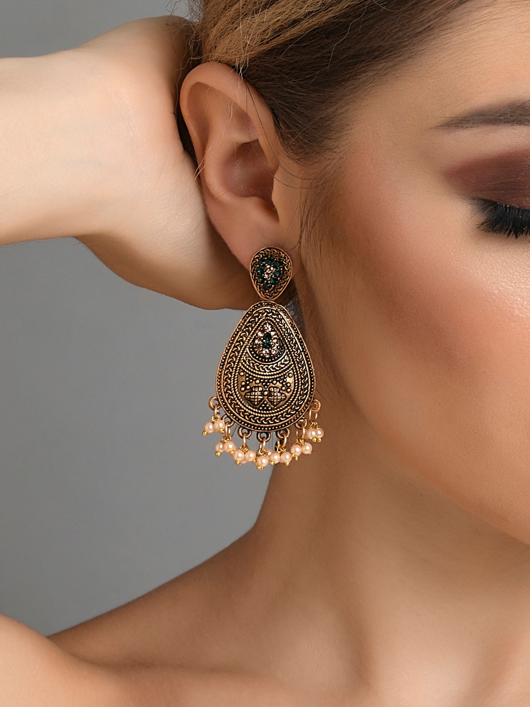 

Fida Ethnic Gold-Toned & Green Teardrop Shaped Floral Kundan Pearl Drop Earring