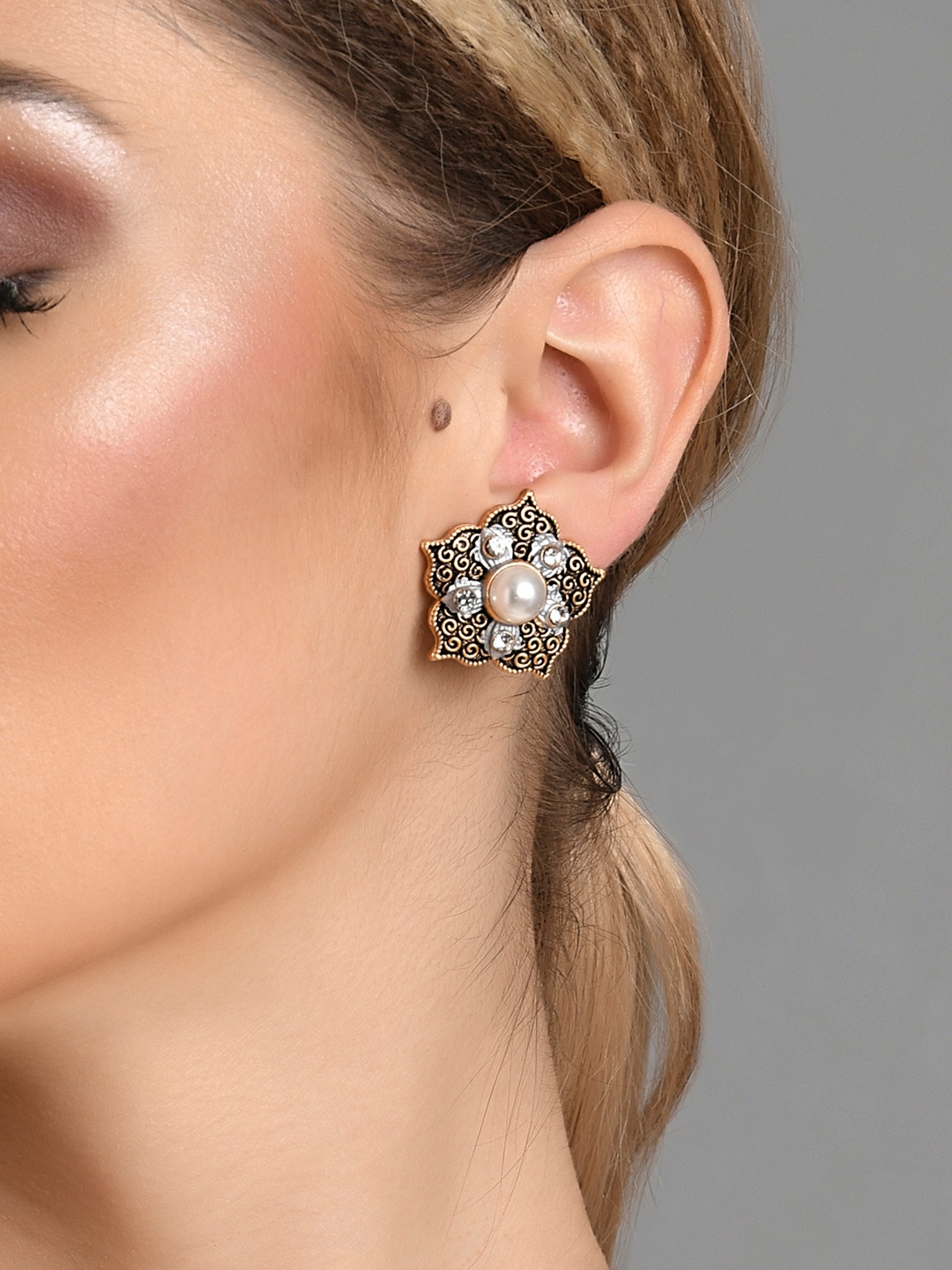 

Fida White Gold-Plated Floral Studs Earrings