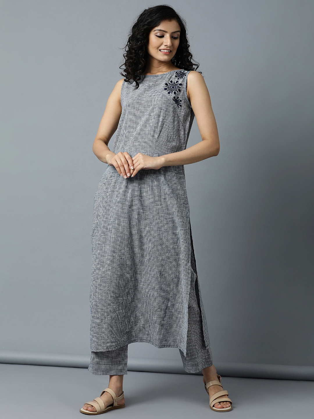 

Indian Dobby Women Navy Blue Embroidered Thread Work Handloom Kurta