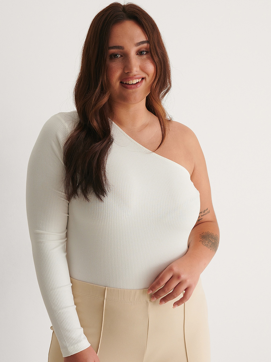 

NA-KD Plus Size Off White Solid One Shoulder Top