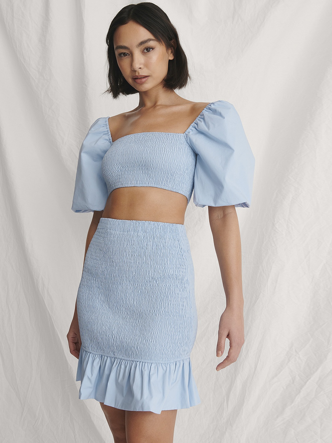 

NA-KD Blue Solid Smocked Crop Top