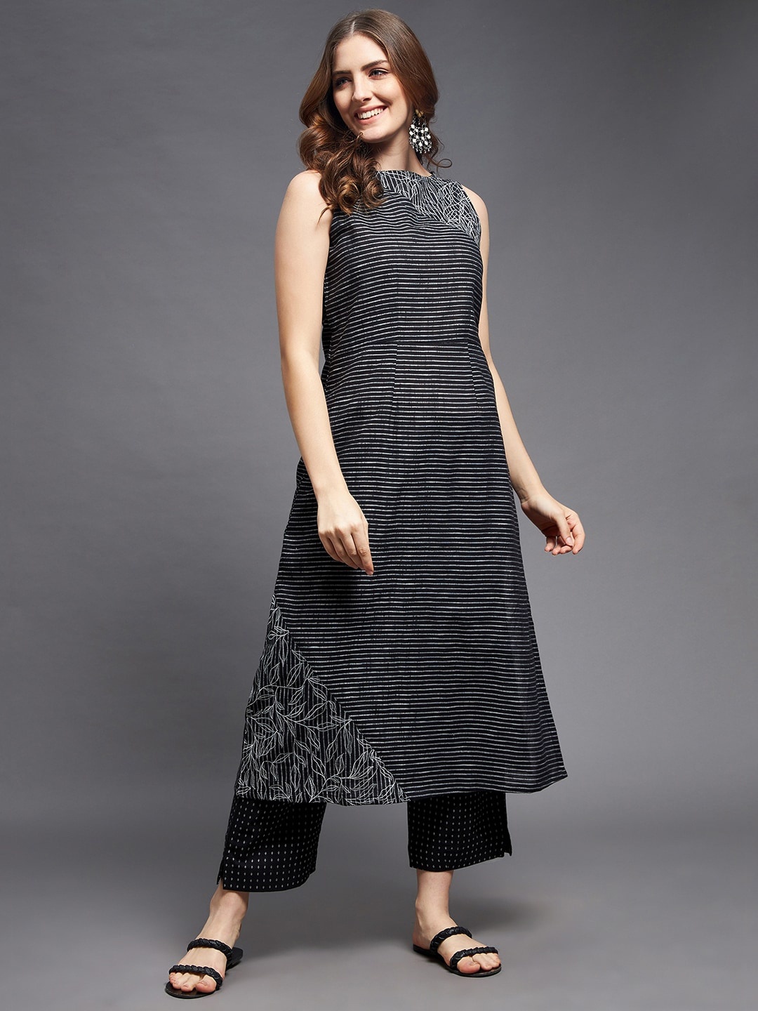 

Indian Dobby Women Black Geometric Thread Work Dobby Handloom Kurta