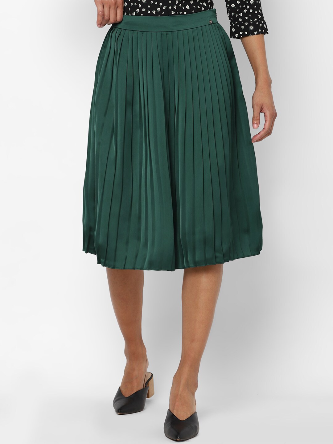 

Allen Solly Woman Green Solid Knee Length Flared Skirt