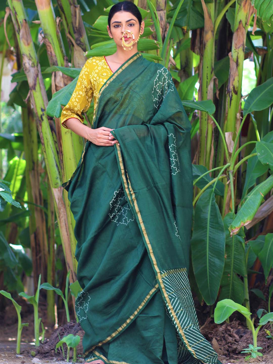 

Chidiyaa Green & White Floral Pure Silk Block Print Saree