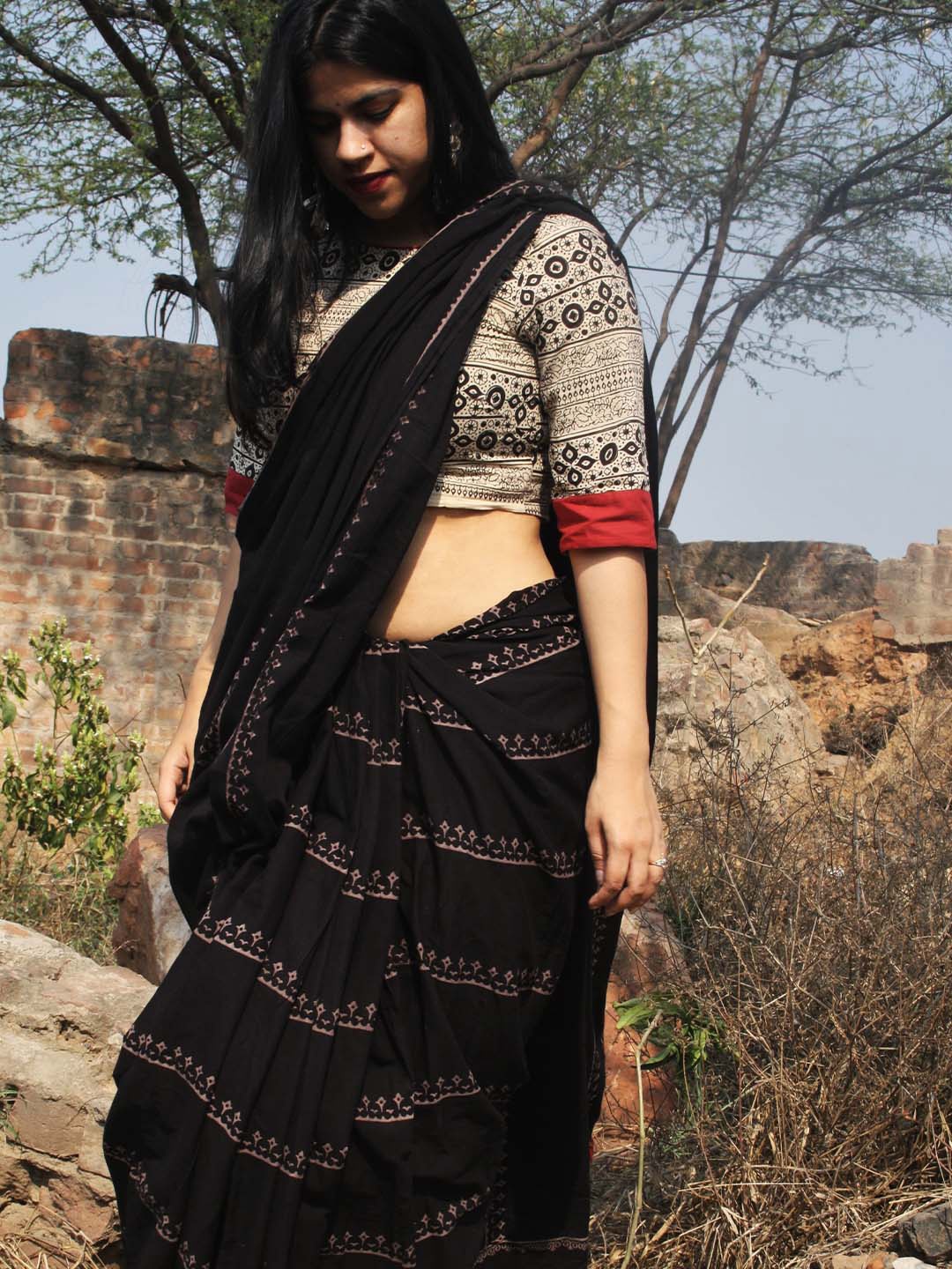 

Chidiyaa Black & Gold-Toned Ethnic Motifs Pure Cotton Saree