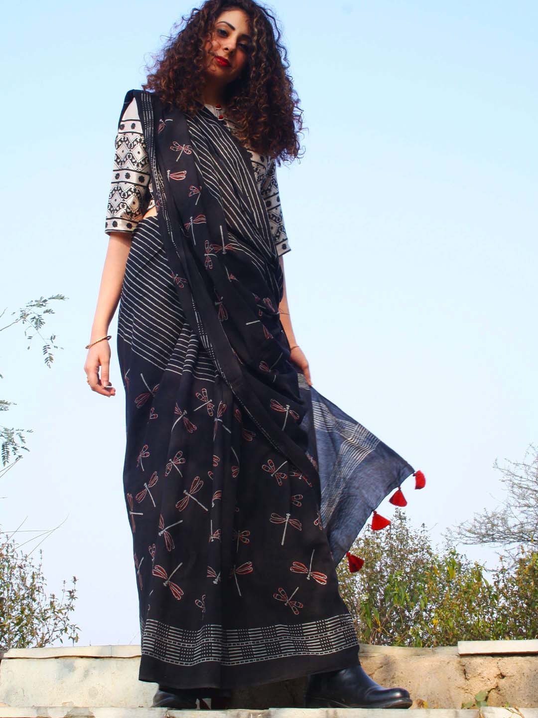 

Chidiyaa Black & White Pure Cotton Dragonfly Saree