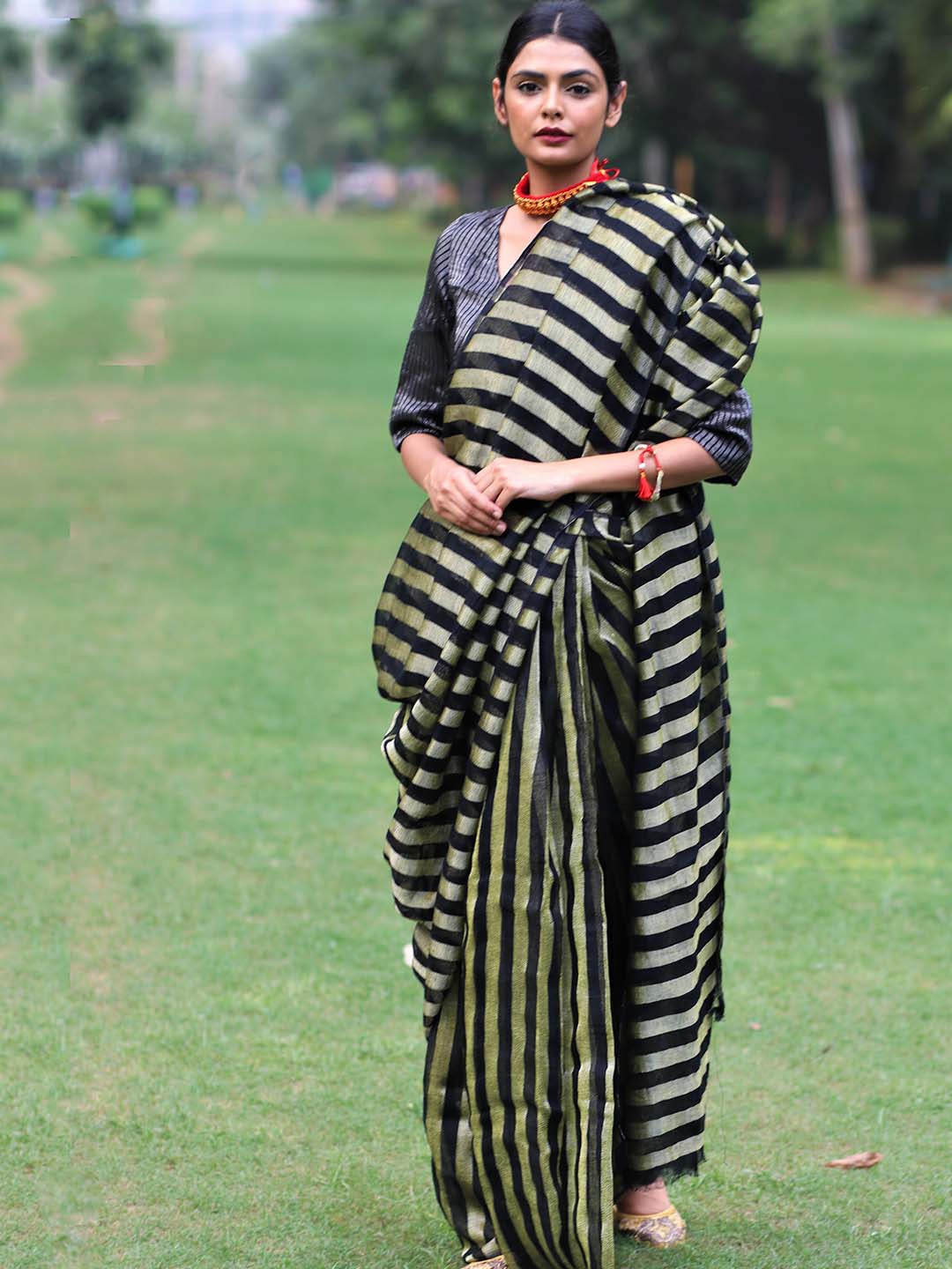 

Chidiyaa Black & Gold-Toned Striped Pure Linen Saree