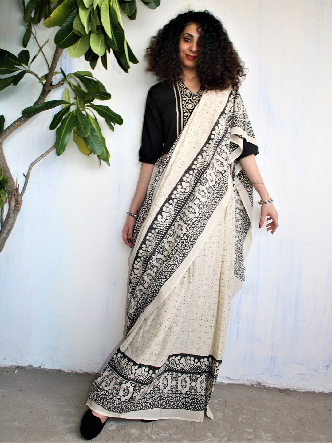 

Chidiyaa Black & White Ethnic Motifs Pure Cotton Saree