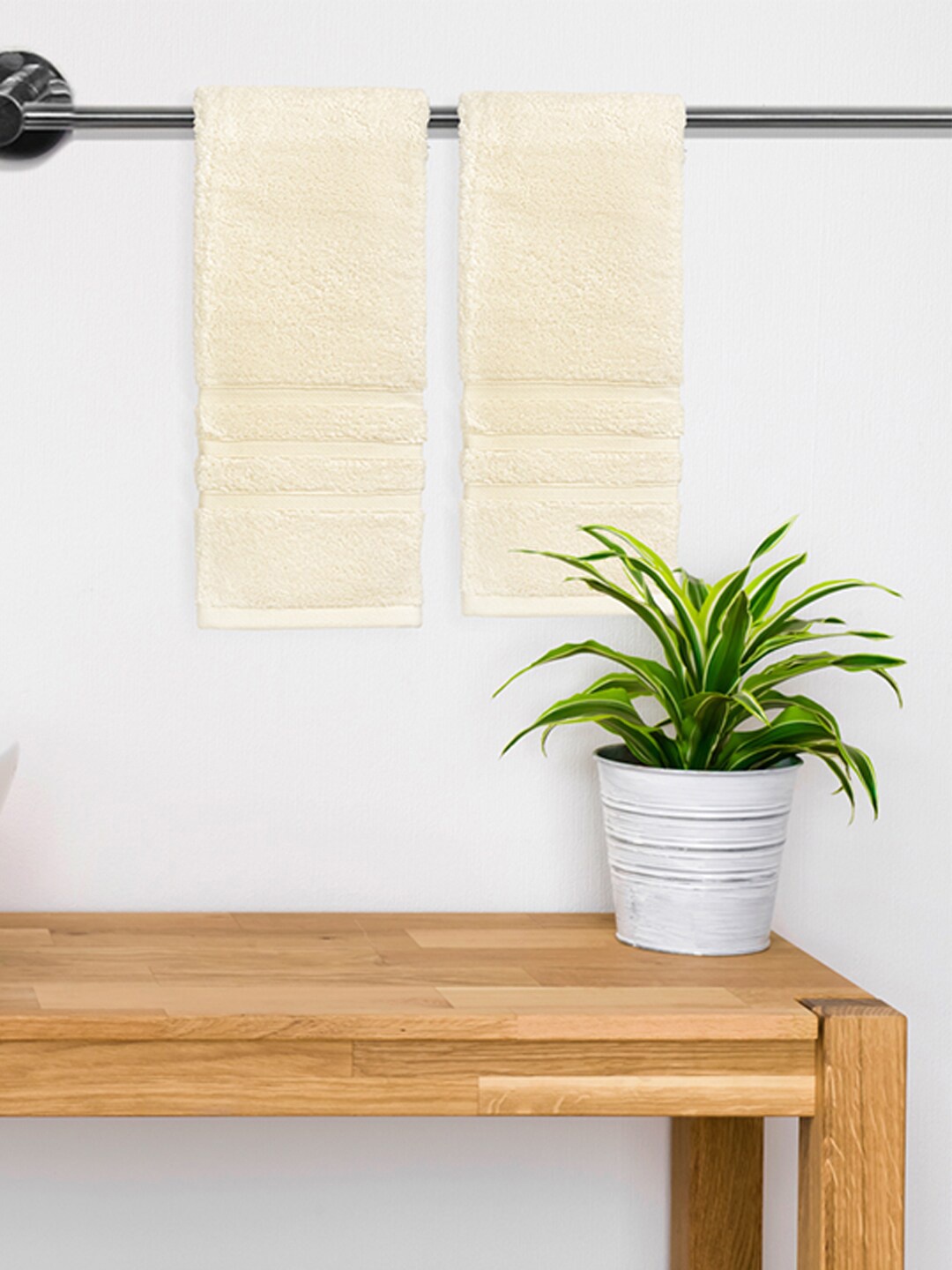

Boutique Living India Set Of 2 Beige Solid 550 GSM Bamboo Hand Towels