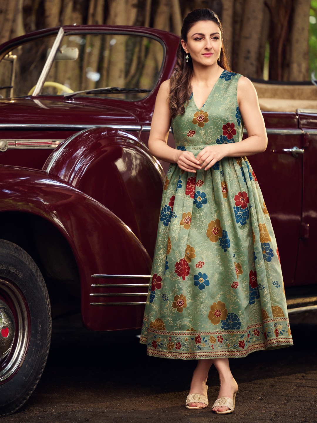 

House of Pataudi Women Grey & Blue Floral Printed Sleeveless Anarkali Kurta