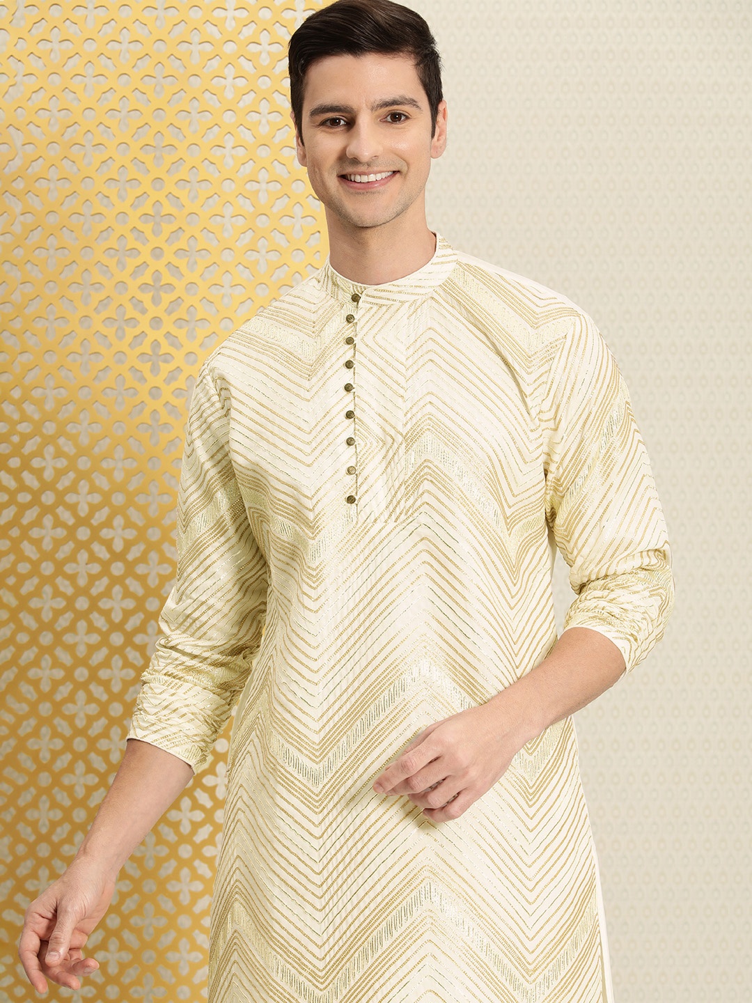 

House of Pataudi Men White & Gold-Toned Chevron Embroidered Gotta Patti Jashn Kurta