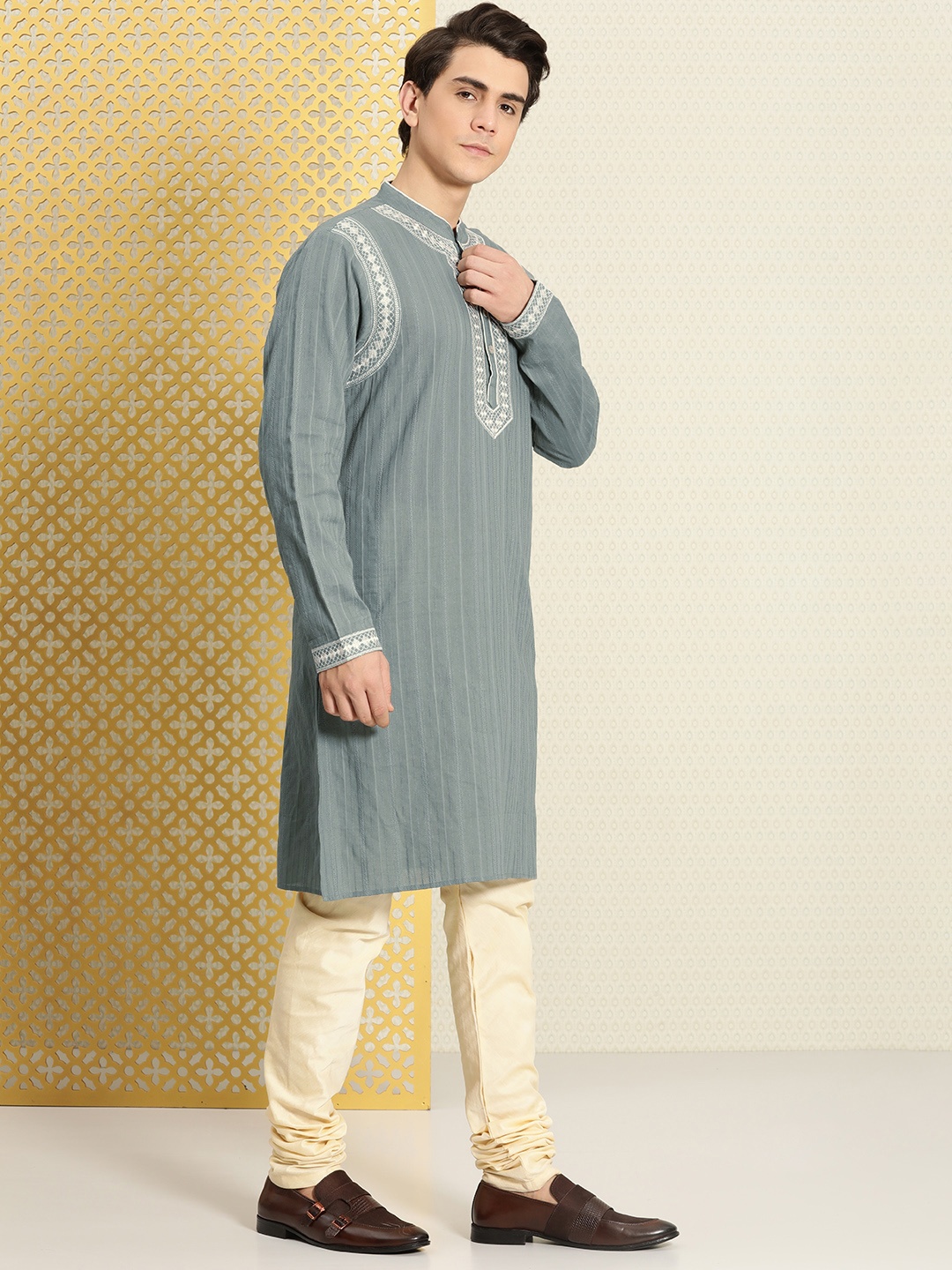 

House of Pataudi Men Embroidered Thread Work Pure Cotton Jashn Kurta, Grey