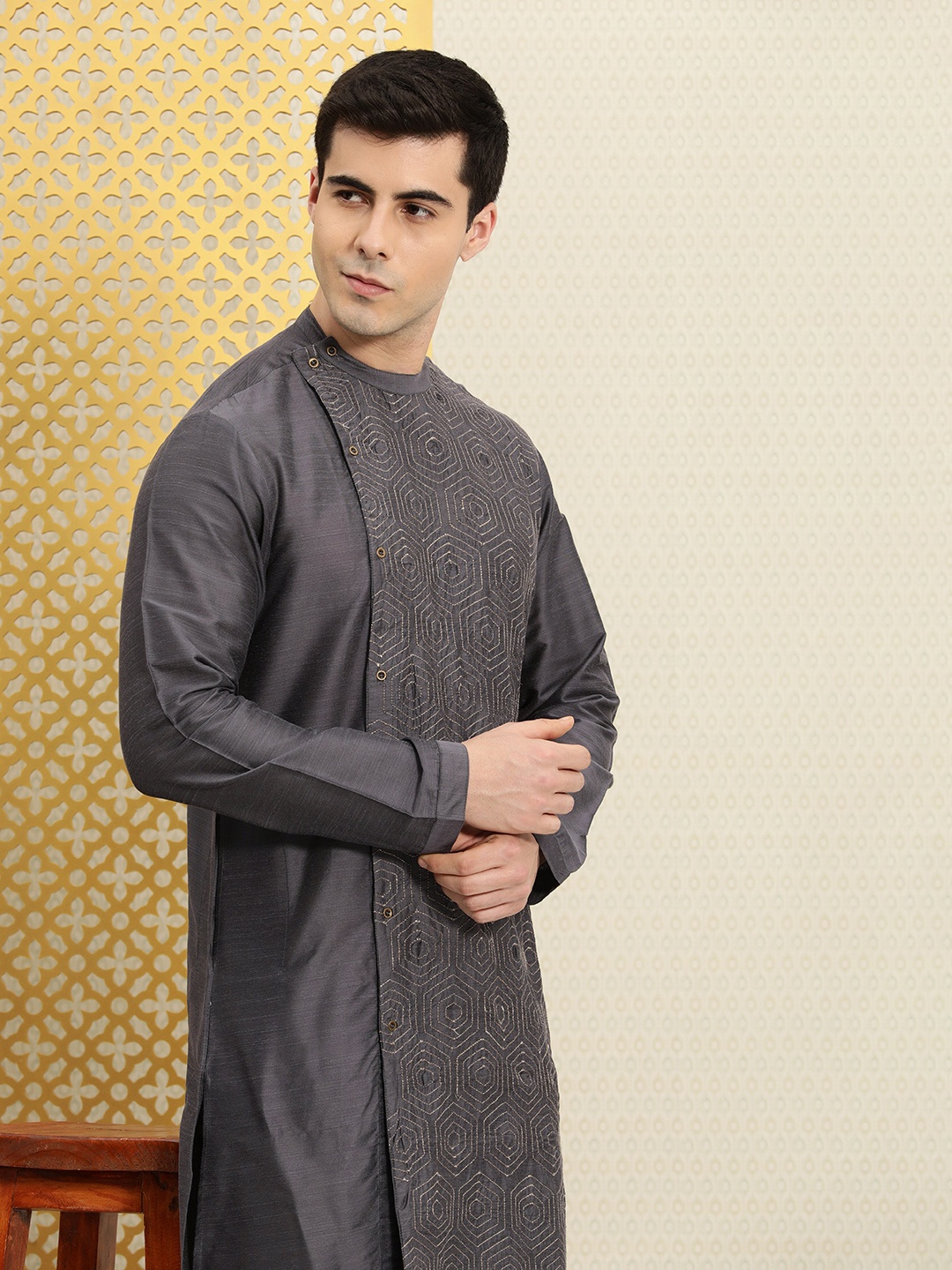 

House of Pataudi Men Geometric Embroidered Kurta, Grey