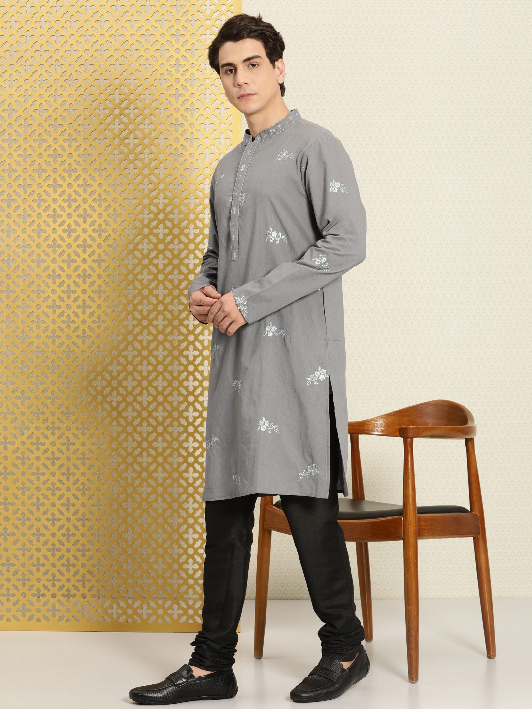 

House of Pataudi Men Pure Cotton Floral Embroidered Jashn Kurta, Grey