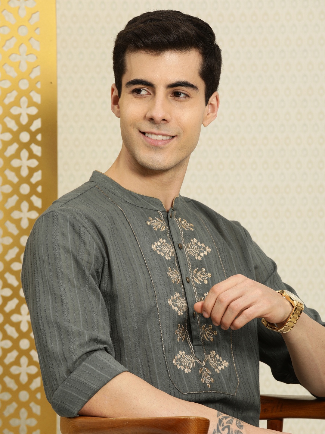 

House of Pataudi Men Grey Geometric Thread Work Rozana Kurta