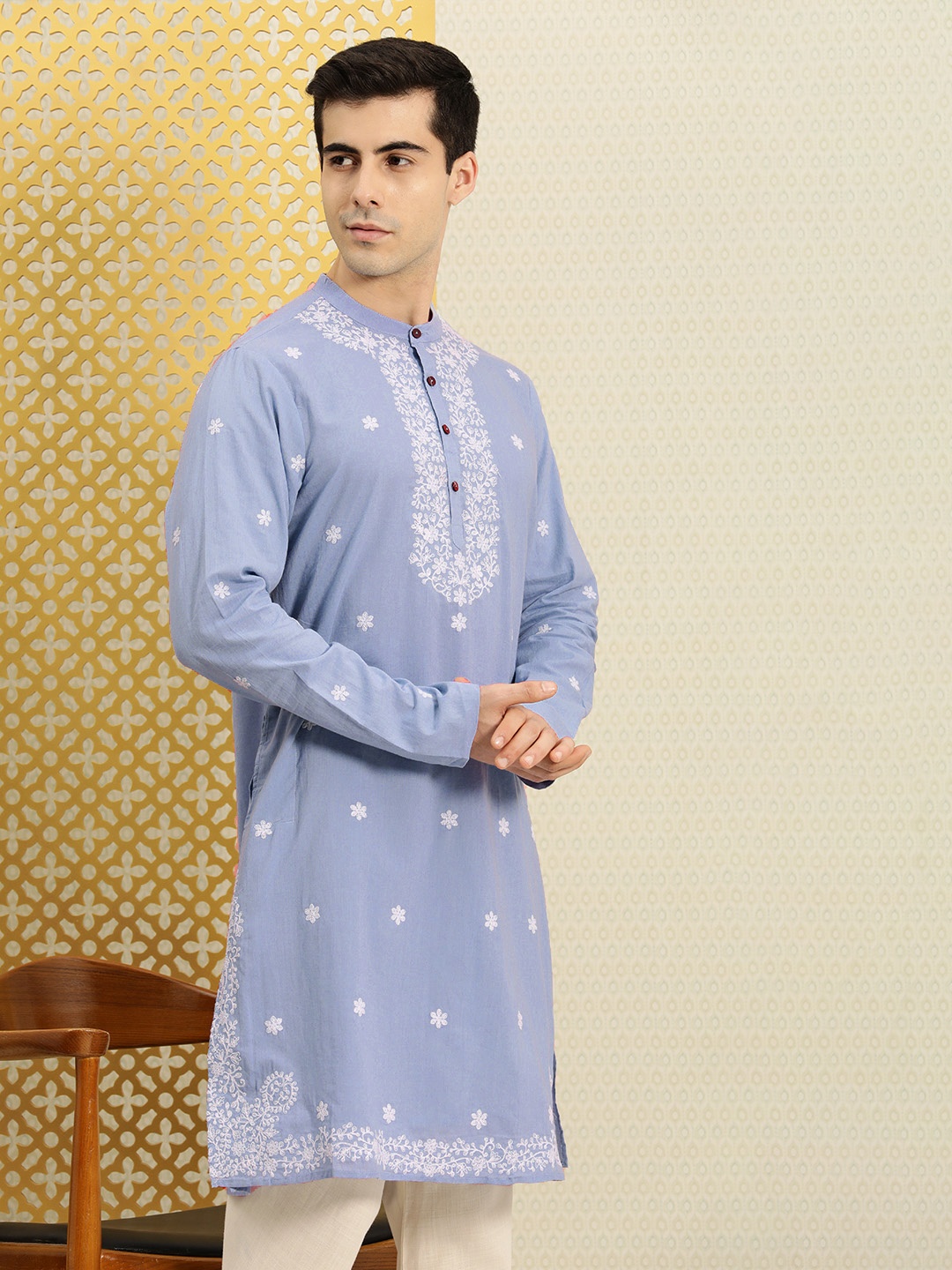 

House of Pataudi Men Blue & White Floral Embroidered Thread Work Jashn Straight Kurta