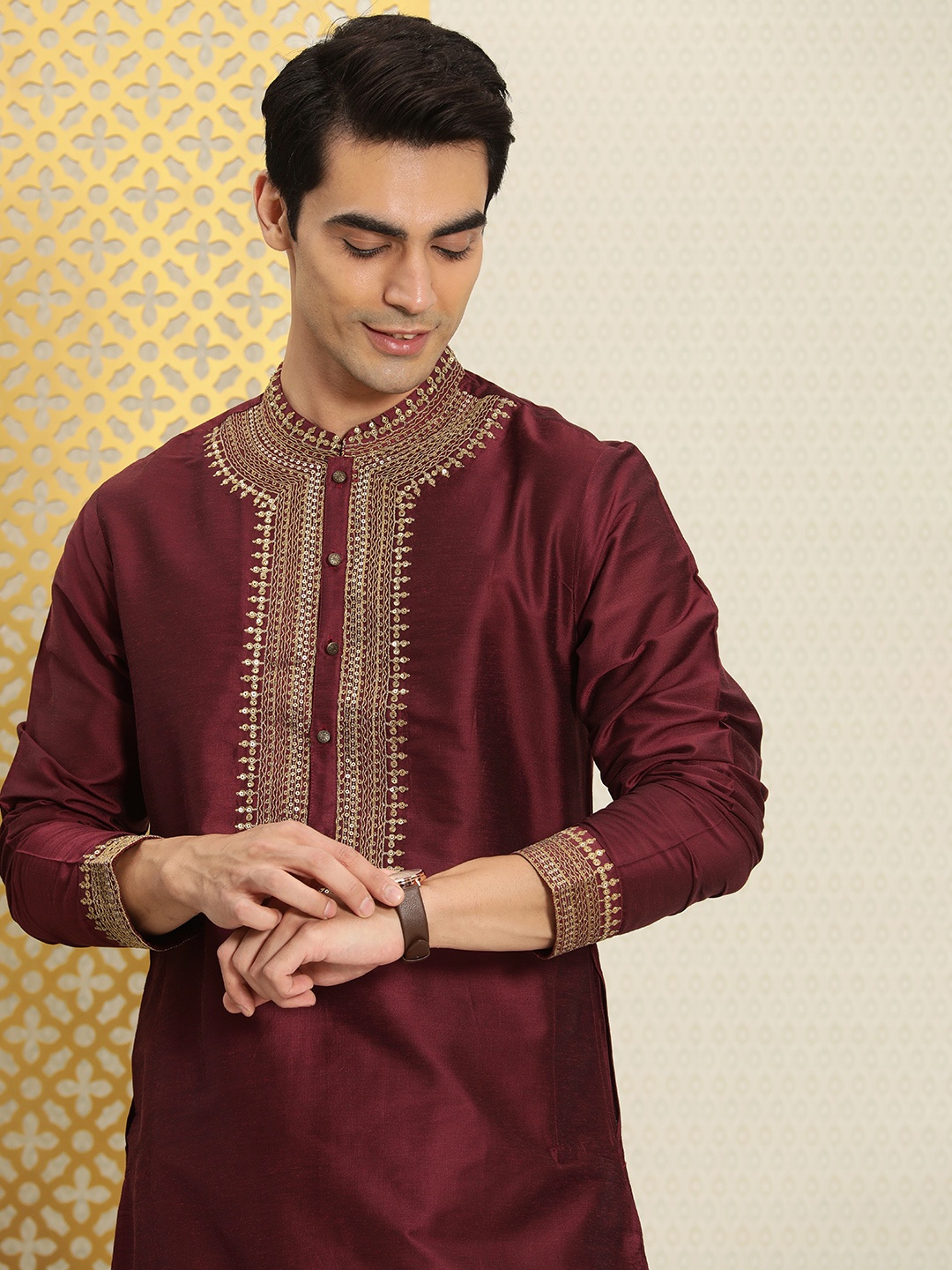 

House of Pataudi Men Jashn Maroon Yoke Design Kurta