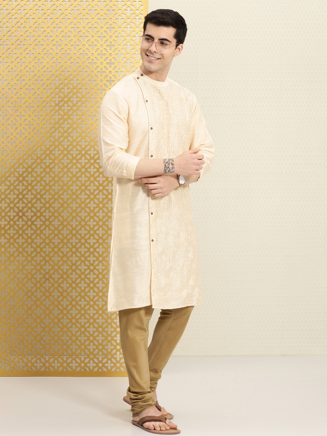 

House of Pataudi Men Geometric Embroidered Jashn Kurta, Off white